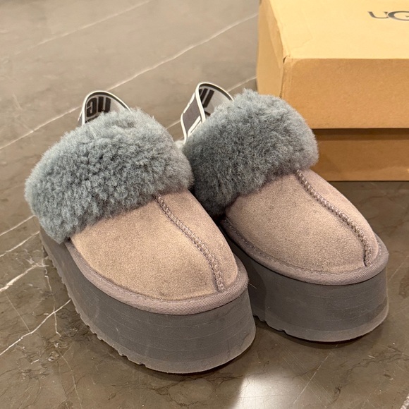 UGG women’s Funkette charcoal mules. Almost new - Picture 2 of 5